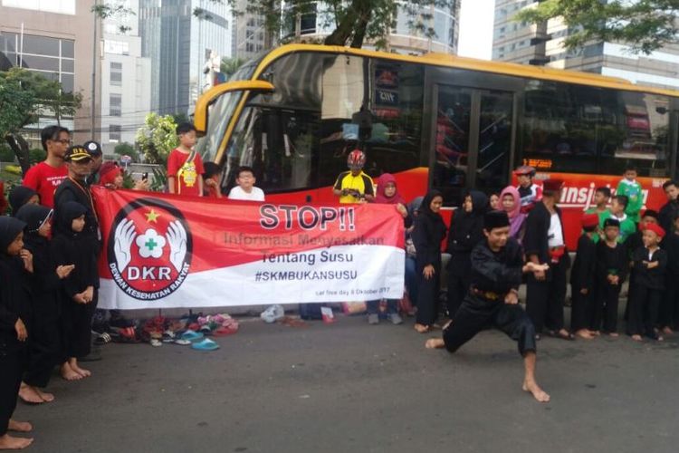  Puluhan pesilat mulai dari anak-anak hingga orang dewasa melakukan aksi di saat hari bebas kendaraan atau Car Free Day di Jalan Sudirman Jakarta, Minggu (8/10). 