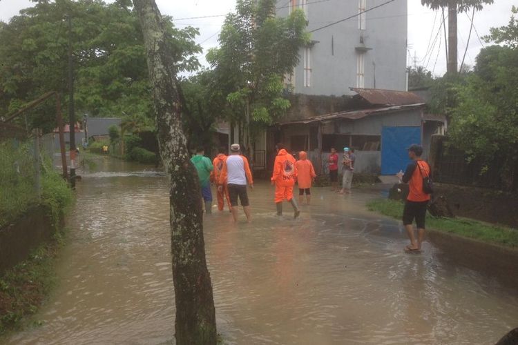 Personel BPBD Manado tinjau lokasi banjir, Minggu (28/4/2019).