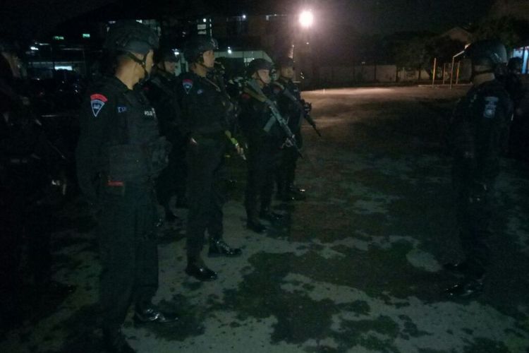 Satuan Brimob melakukan pengamanan di Mapolsek Limbangan, Minggu (20/5/2018) malam.