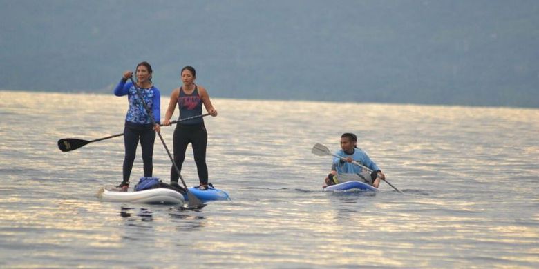 Menteri Kelautan dan Perikanan RI Susi Pudjiastuti bermain kano di lokasi objek wisata Pulau Padamarang di Kabupaten Kolaka, Sulawesi Tenggara, Selasa (21/3/2017).