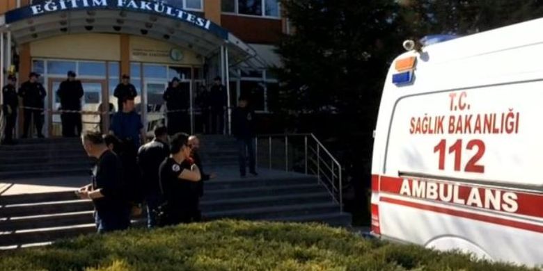 Polisi ketika melakukan penyelidikan di depan Fakultas Pendidikan Universitas Osmangazi di Eskisehir, Turki, Kamis (5/4/2018). Terjadi penembakan di sana, dan menewaskan empat orang, serta melukai tiga lainnya.