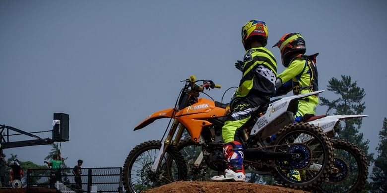 Kroser Agha Riansyah Putranto (kiri) dan Zulmi Aristiawan (kanan) sedang berdiskusi sebelum menaklukan tantangan 5 meter Quarter Pipe Ramp FMX dalam syuting TVC 76 Rider di Sirkuit Paramount, Bumi Serpong Damai, Tangerang, Banten, Selasa (15/5/2018)