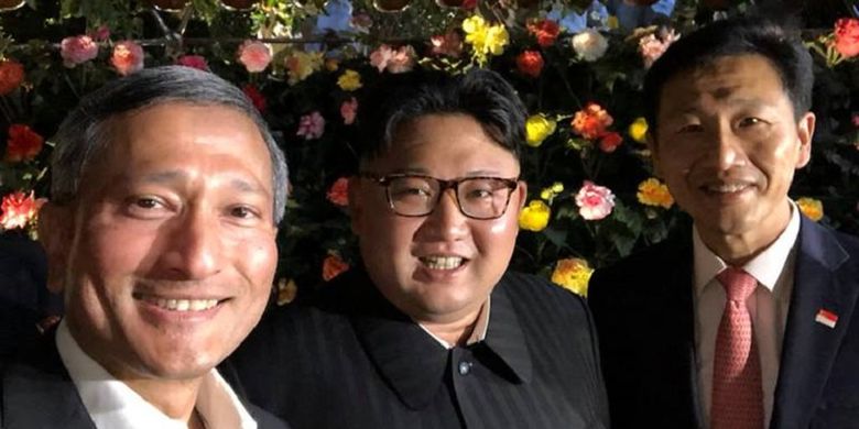 Dari kiri ke kanan: Menteri Luar Negeri Singapura Vivian Balakrishnan, Pemimpin Korea Utara Kim Jong Un, dan Menteri Pendidikan Singapura Ong Ye Kung berfoto ketika berjalan-jalan Senin (11/6/2018).