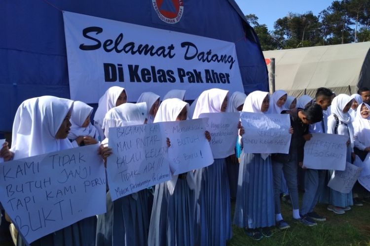 Siswa SMAN 30 Garut di Kecamatan Cihurip menagih janji Gubernur Jawa Barat untuk perbaikan ruang kelas di sekolah mereka yang semuanya ambruk disapu angin puting beliung pada bulan April lalu