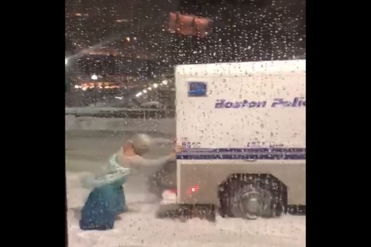 Jason Triplett (37) berdandan Putri Elsa di film Frozen sedang mendorong mobil barang polisi Boston, di Amerika Serikat. (Facebook/Christopher B Haynes)