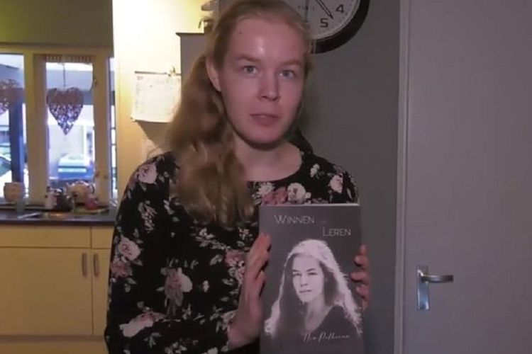 Noa Pothoven. Remaja 17 tahun di Belanda yang menjadi korban pemerkosaan memamerkan bukunya berisi pengalaman hidupnya bergumul dengan rasa trauma yang dia derita. Dia dilaporkan meninggal dunia pekan lalu setelah menolak makan dan minum.