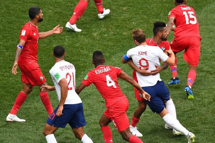 Harry Kane dikawal ketat Anibal Godoy pada pertandingan Inggris vs Panama di Nizhny Novgorod, 24 Juni 2018.