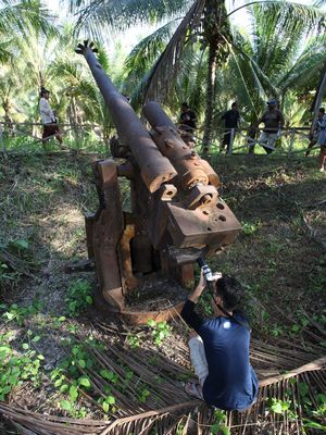 Meriam eks tentara Jepang pada Perang Dunia II di Hatetabako, Wasile, Halmahera, Maluku. Bagian ujung meriam rusak secara disengaja sebagai tanda mundurnya tentara Jepang dari daerah itu karena kemenangan Sekutu dan agar tidak dipakai sang musuh.