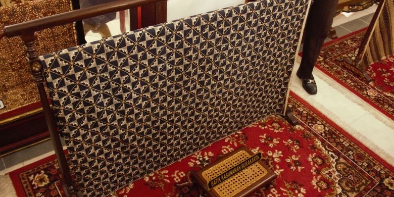 Batik dengan motif Slobog biasa digunakan ketika upacara pemakaman.