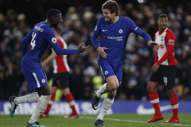 Marcos Alonso dan Tiemoue Bakayoko merayakan gol Chelsea ke gawang Southampton pada pertandingan Premier League di Stamford Bridge, Sabtu (16/12/2017).