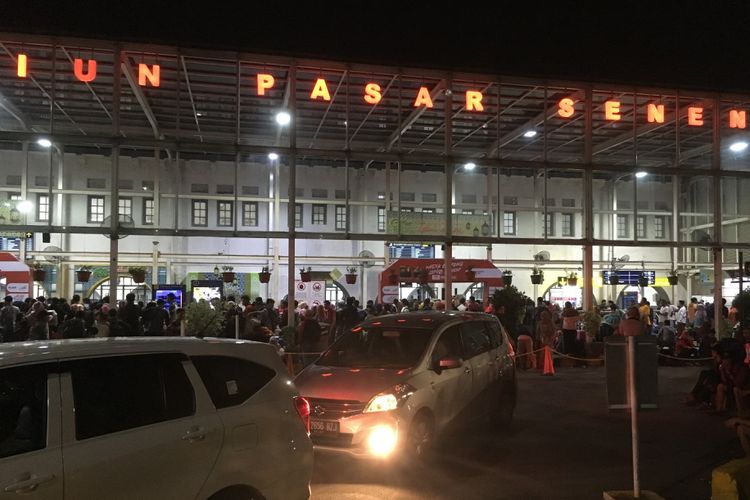 Suasana Stasiun Pasar Senen yang dipenuhi calon penumpang, Minggu (10/6/2018) dini hari.