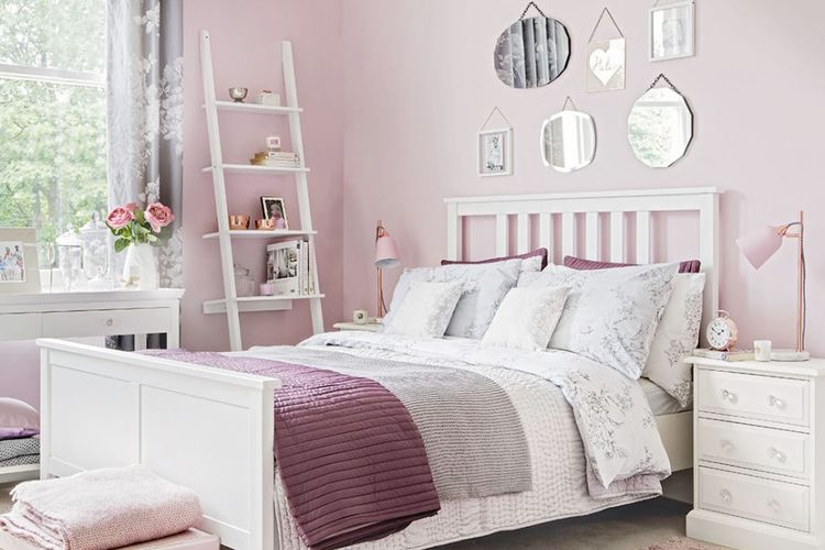 Kamar Tidur dengan Nuansa Warna Pink yang Lembut 