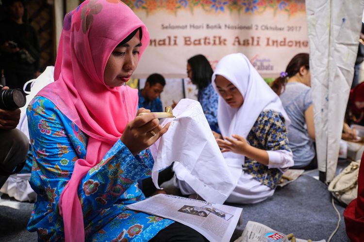 Sejumlah penyandang disabilitas belajar membatik di Rumah Batik Palbatu, Tebet, Jakarta Selatan, Senin (2/10/2017). Kegiatan belajar membatik bertujuan untuk menggali potensi kreatifitas para penyandang disabilitas sekaligus memperingati Hari Batik Nasional.