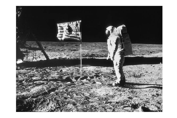 Juli 1969, astronot Amerika Serikat, Edwin Buzz Aldrin, terekam di permukaan Bulan dekat bendera AS dalam misi Apollo 11. Aldrin merupakan orang kedua yang berjalan di Bulan setelah Neil Armstrong.