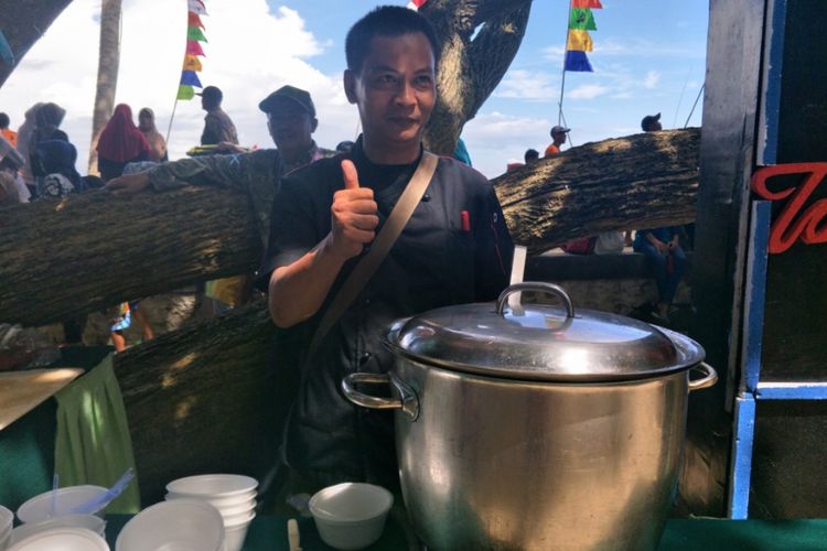 Chef Mahdi tengah memasak Angeun Lada, sayur pedas khas Banten di Mutiara Carita Cottages, Senin (11/2/2019).