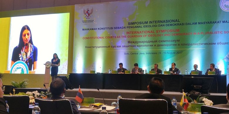 Beberapa delegasi sedang berbicara saat Simposiun Internasional Asosiasi Mahkamah Konstitusi dan Institusi Sejenis se-Asia (AACC) di Solo, Jawa Tengah, Rabu (9/8/2017). 