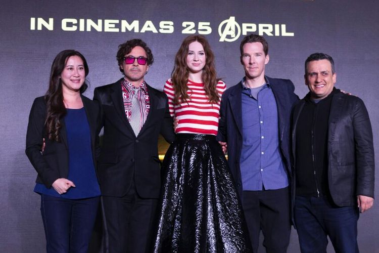 (Dari kiri) Produser Trinh Tran, artis peran Robert Downey Jr, Karen Gillan, Benedict Cumberbatch, dan sutradara Joe Russo dalam konferensi pers film Avengers: Infinity War di Marina Bay Sands, Singapura, Minggu (15/4/2018).