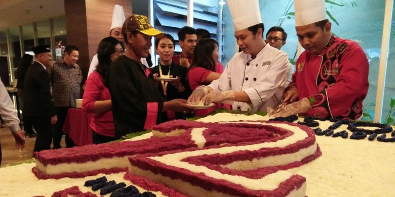 Inilah lemper raksasa karya chef Hotel Aston di Kota Madiun, Jawa Timur, Rabu (16/8/2017) yang dibuat untuk memeriahkan HUT RI.
