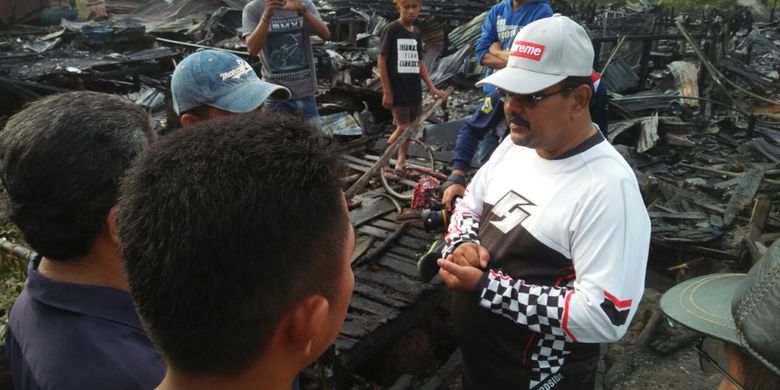 Bupati Karimun, Aunur Rafiq turun langsung ke lokasi kebarakan  untuk melihat kondisi Kebakaran yang terjadi di gang perdamaian RT 01 RW 02 Kelurahan Sei Lakam Barat kecamatan Karimun kabupaten Karimun Propinsi Kepri 