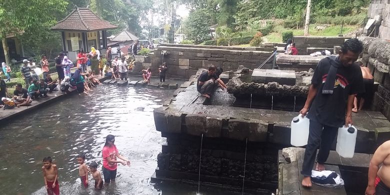 Pengunjung memenuhi kolam Candi Jolotundo di Desa Seloliman, Kecamatan Trawas, Kabupaten Mojokerto, Jawa Timur. 