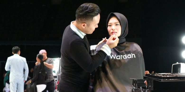 Make up artist Slamwiyono sedang merias model menggunakan trend make up Wardah Sinar dan Pijar di acara Indonesia Fashion Week (29/3).