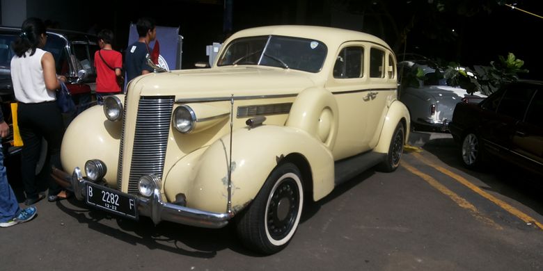 Salah satu mobil klasik yang meramaikan pameran Classic for The Young Generation yang diadakan Perhimpunan Penggemar Mobil Kuno Indonesia (PPMKI) di Maxxbox Lippo Village, Tangerang, Sabtu (31/3/2018). 