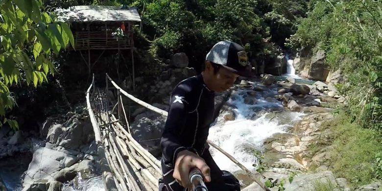 Trekking melintasi jembatan bambu menuju Curug Baliung atau disebut Leuwi Liung, Kecamatan Babakan Madang, Kabupaten Bogor, Senin (7/5/2018).
