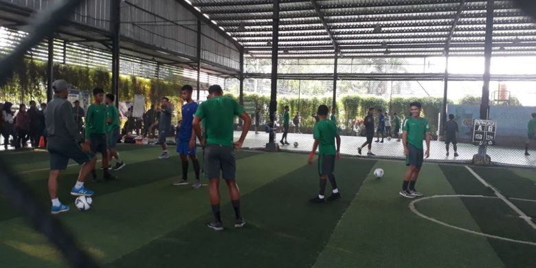 Skuad Garuda Muda berlatih di lapangan futsal