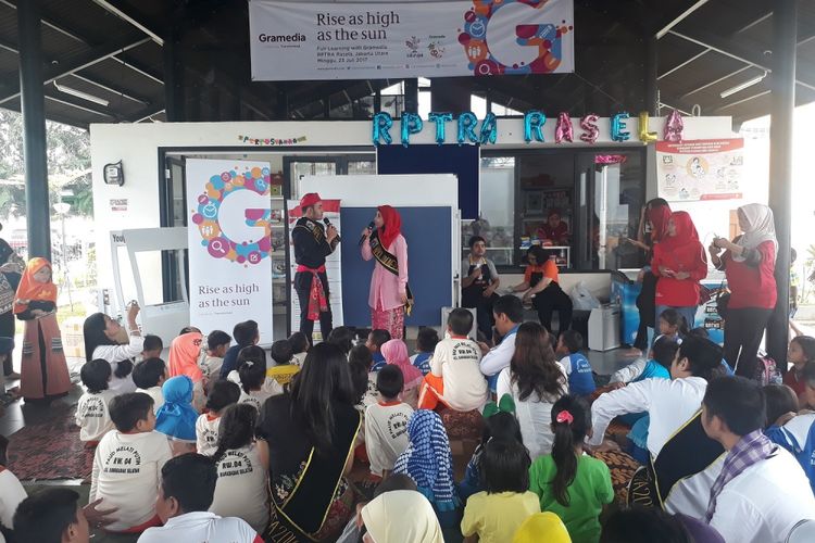 Gramedia bekerjasama dengan Ruang Publik Terpadu Ramah Anak (RPTRA) Rasela, Rawa Badak Selatan, mengadakan event seru “Fun Learning with Gramedia” bertepatan dengan peringatan Hari Anak Nasional, pada hari Minggu, 23 Juli 2017. 