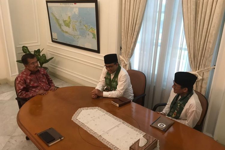 Gubernur dan Wakil Gubernur DKI Jakarta, Anies Baswedan-Sandiaga Uno bertemu dengan Wakil Presiden Jusuf Kalla. Pertemuan tersebut digelar di Istana Wakil Presiden, Jakarta, Kamis (26/10/2017). 