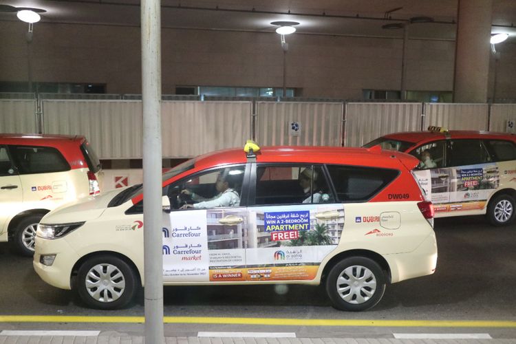 Penampakan Toyota Kijang Innova digunakan sebagai taksi di Dubai. 