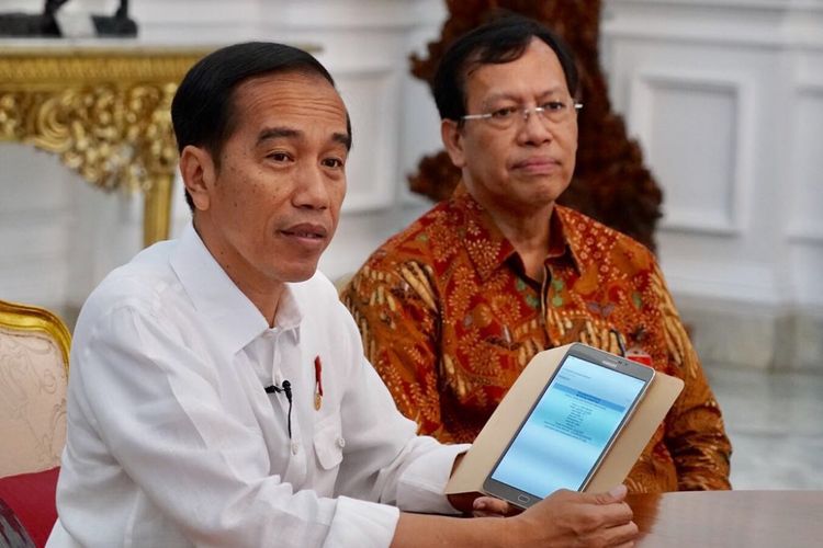 Presiden Joko Widodo pagi ini, Senin, 26 Februari 2018, melaporkan Surat Pemberitahuan Tahunan (SPT) Pajak Penghasilan (PPh) Wajib Pajak Orang Pribadi Tahun 2017 secara elektronik di Istana Merdeka, Jakarta.