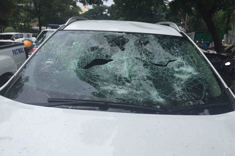 Mobil merek Nissan Xtrail dirusak sekelompok pengenudi ojek online di Underpass Senen, Jakarta Pusat, pada Rabu (28/2/2018).