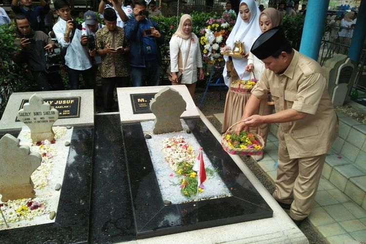 Prabowo Subianto berziarah ke makam Jendral M Jusuf di Tempat Pemakaman Umum (TPU)  Panaikang,  Makassar,  Rabu (20/6/2018).