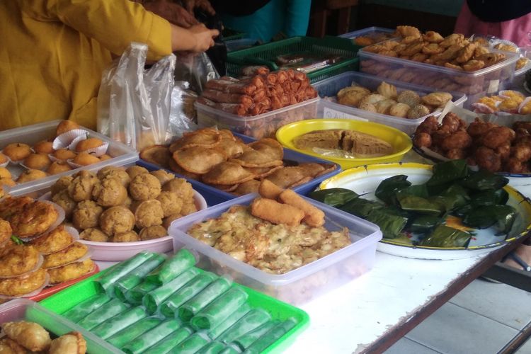 Aneka makanan dijajakan saat kegiatan CFD Condet, Jakarta Timur, Minggu (1/7/2018)