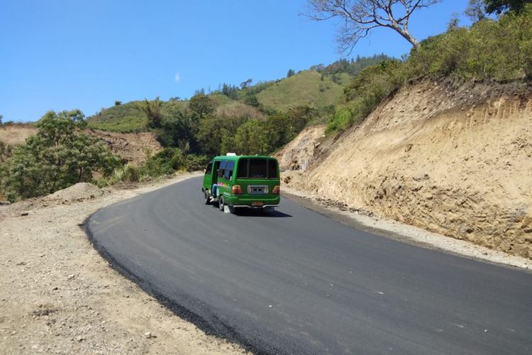 Akses jalan menuju Taman Nasional Danau Kelimutu diperlebar.