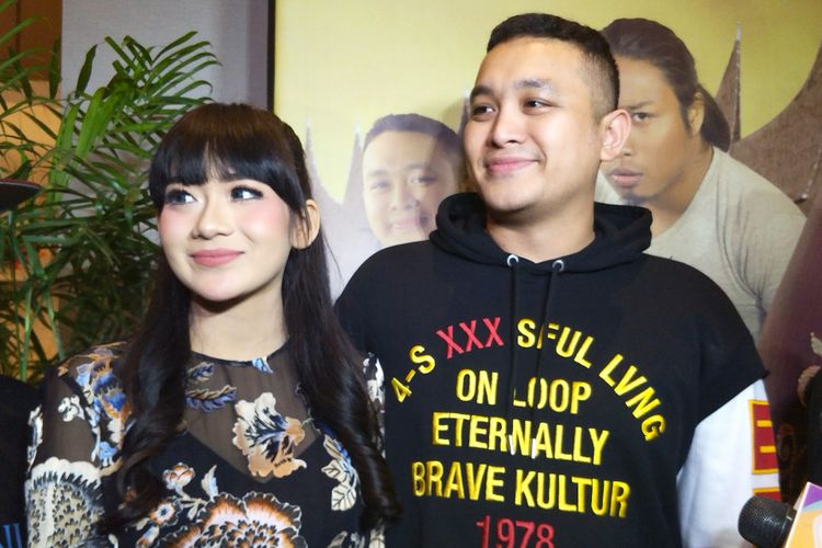 Pembawa acara Gilang Dirga dan sang istri, Adiezty Fersa dalam pemutaran perdana film Liam dan Laila di XXI Epicentrum, Kuningan, Jakarta Selatan, Senin (1/10/2018).