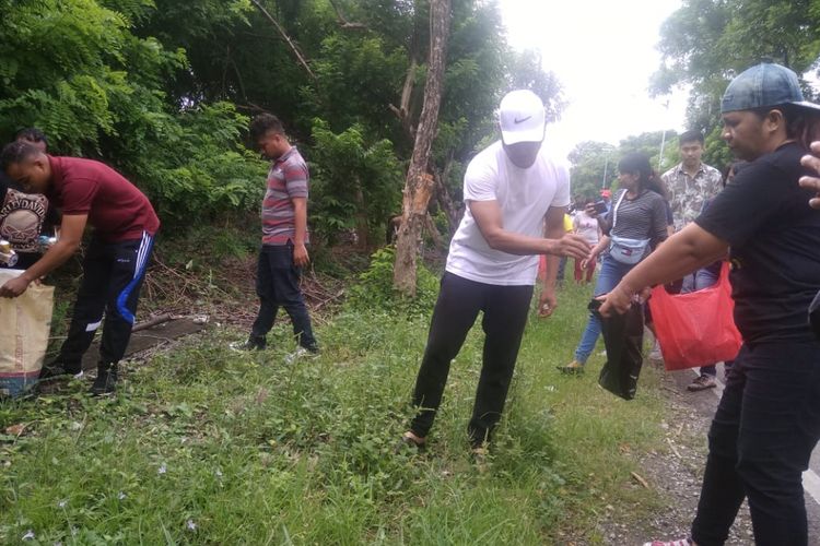 Gubernur NTT Viktor Bungtilu Laiskodat (mengenakan topi putih), sedang memungut sampah di pinggir jalan di Kelurahan Penfui, Kota Kupang, Sabtu (19/1/2019)