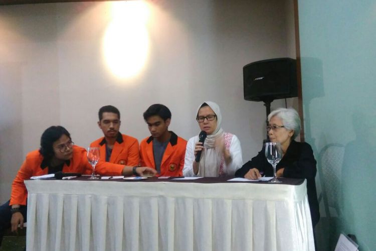 Koordinator Komisi untuk Orang Hilang dan Korban Tindak Kekerasan (Kontras) Yati Andriyani (dua dari kanan) dalam sebuah diskusi Mengenang 19 Tahun Tragedi Semanggi I, di Jakarta, Rabu (20/9/2017).