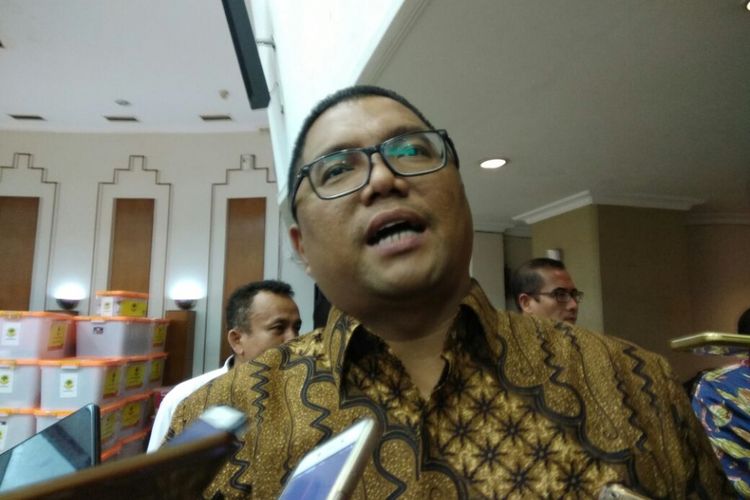 Anggota Badan Pengawas Pemilu (Bawaslu) RI Fritz Edward Siregar memantau penyerahan kembali dokumen pendaftaran sejumlah partai politik di Komisi Pemilihan Umum (KPU) RI, Jakarta, Senin (20/11/2017).