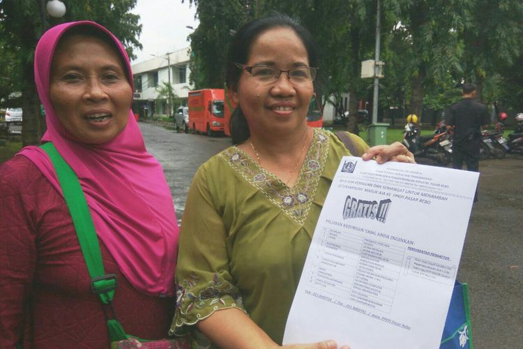 Ibu Sumiyati ditemani rekannya ingin mengikuti kursus jahit busana gratis di PPKPI.
