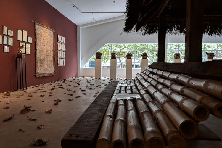 Bellas Artes saat ini sedang menampilkan sebuah pameran karya seniman Filipina Cian Dayrit yang menyoroti sejarah dan mitologi komunitas Ayta Magbukun di Bataan.