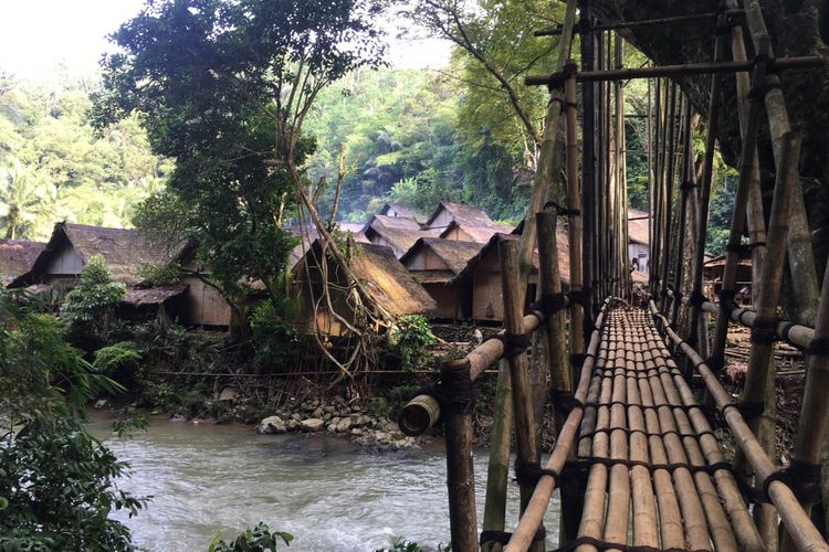 Jembatan bambu yang dibuat penduduk Baduy secara gotong royong di Kampung Gajebo, Desa Adat Baduy atau Desa Kanekes, Kecamatan Leuwidamar, Kabupaten Lebak, Banten, Sabtu (17/2/2018).(KOMPAS.com/ANGGITA MUSLIMAH)