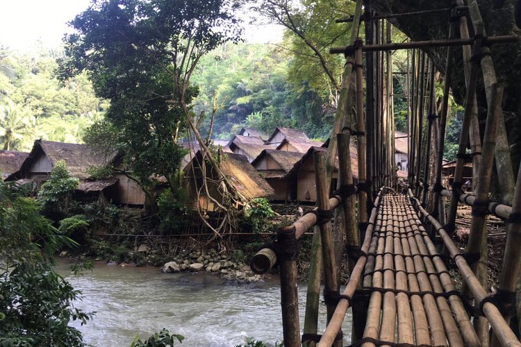 Jembatan bambu yang dibuat penduduk Baduy secara gotong royong di Kampung Gajebo, Desa Adat Baduy atau Desa Kanekes, Kecamatan Leuwidamar, Kabupaten Lebak, Banten, Sabtu (17/2/2018).