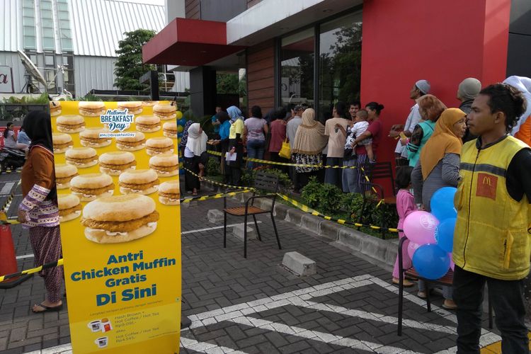 Gerai McDonalds di Ottista Raya, Jakarta Timur, dipadati warga yang antre sarapan gratis, Senin (12/3/2018)