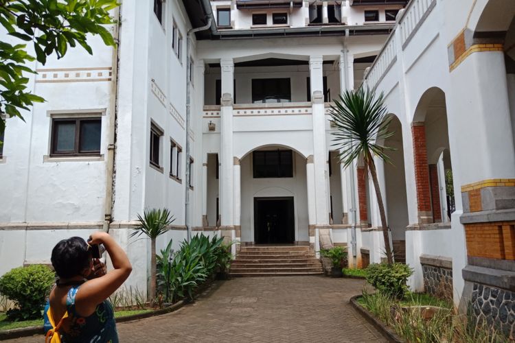 Wisatawan sedang memotret keindahan bangunan arsitektur Eropa, buatan Belanda di Lawang Sewu, Semarang, Rabu (28/3/2018).