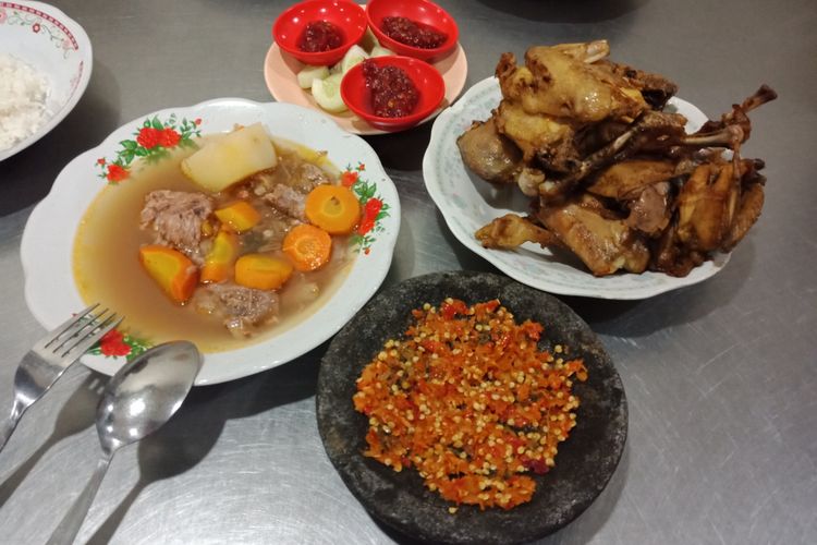 Seporsi hidangan istimewa Ayam Goreng Sop Buntut Daging Pak Supar, Semarang, Rabu (28/3/2018).