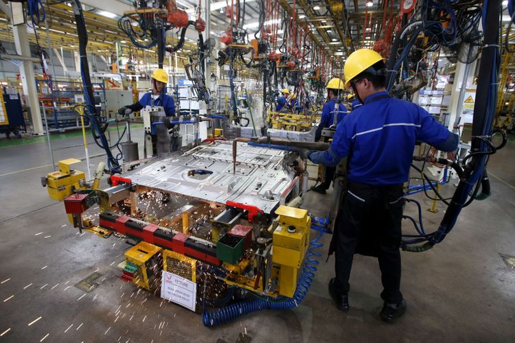 Pekerja menyelesaikan perakitan mobil wuling di Pabrik Wuling Motors, Cikarang, Bekasi, Jawa Barat, Rabu (9/5/2018). Pabrik seluas 60 hektar yang terdiri dari pabrik manufaktur dan supplier park mampu memproduksi 120.000 unit kendaraan pertahun.