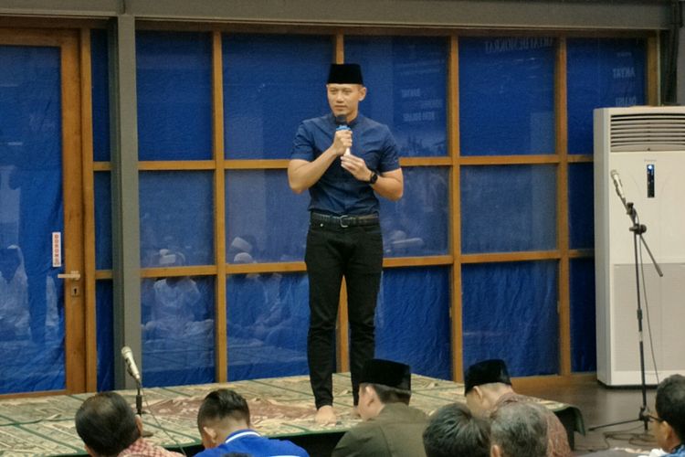 Komandan Satuan Tugas Bersama (Kogasma) Partai Demokrat Agus Harimurti Yudhoyono ketika memberikan sambutan dalam sebuah acara di kantor DPP Demokrat, Jakarta, Selasa (26/6/2018). 