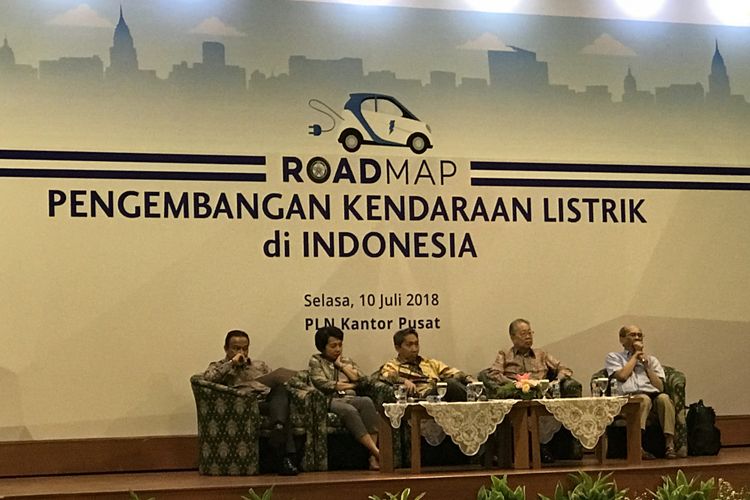 Diskusi bertema pengembangan kendaraan listrik di Indonesia yang diselenggarakan di Kantor Pusat PLN, Jakarta, Selasa (10/7/2018).